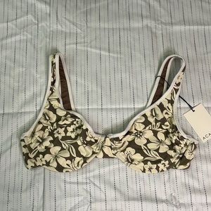 BNWT ACACIA TOP